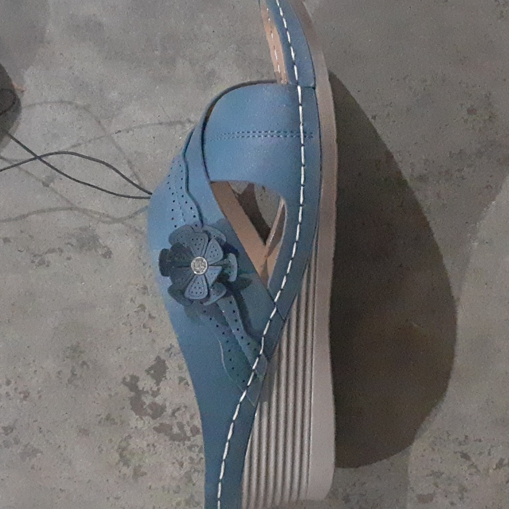 G.C. shoes. Blue sandals with flowers. New with tags. - Picture 5 of 12